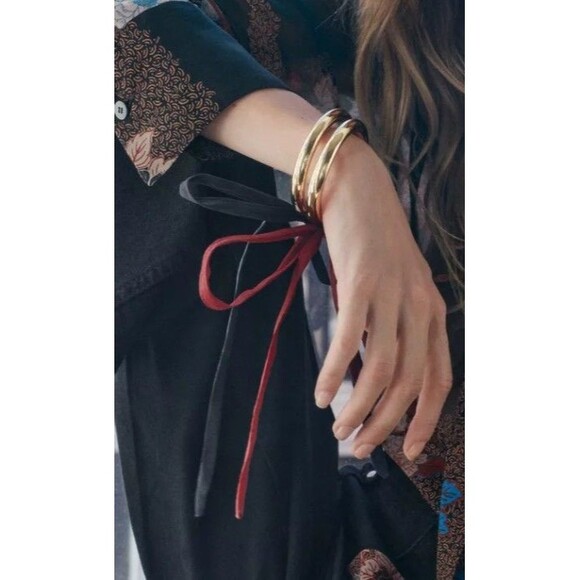 ZARA Bracelets Womens Metal Polished Golden Bangles Pack of 2 Ribbons Blue Wine - Picture 6 of 6